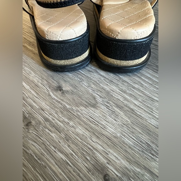 ✨CHANEL 100%Authentic  Beige and Black Quilted Sandals - Picture 11 of 15